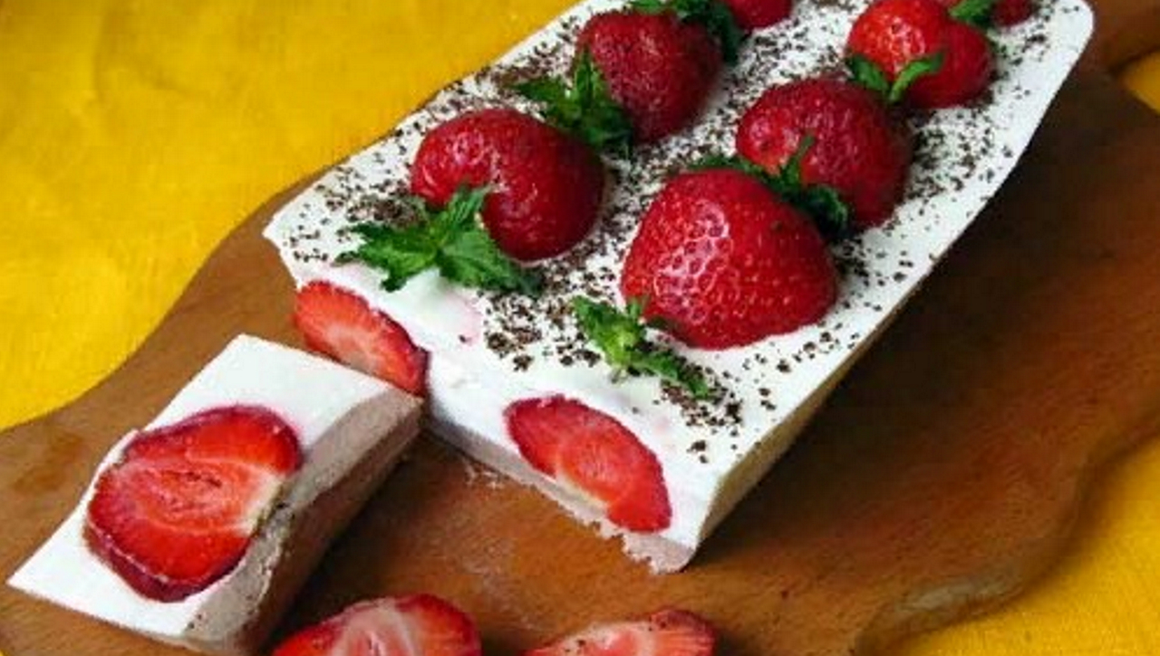 ТВОРОЖЕННЫЙ ТОРТ БЕЗ ВЫПЕЧКИ С КЛУБНИКОЙ смотреть онлайн