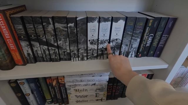 re-organizing my bookshelves AGAIN (because why not) 📚 смотреть онлайн