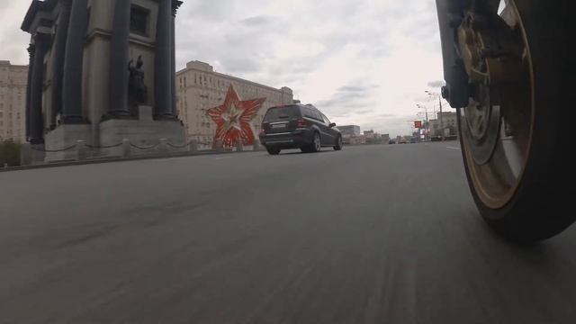 Вечерний прохват по самоизолированной Москве на мотоцикле смотреть онлайн