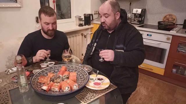 Мукбанг / Итинг . Роллы . Бухаем с братом. смотреть онлайн