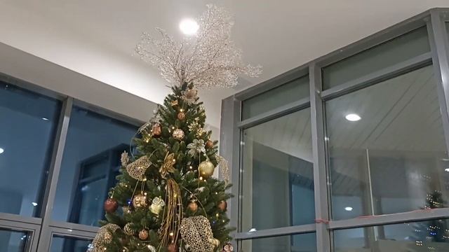 3 м ель украшенная в золотые игрушки смотреть онлайн