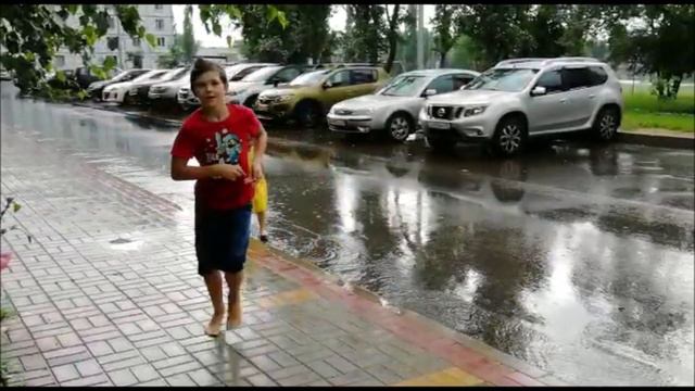 Катя под дождем по лужам 2