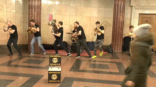 Brevis Brass Band -- Музыка в метро смотреть онлайн