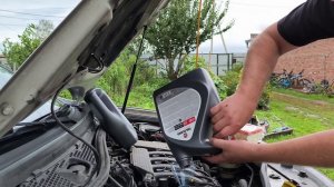 Заливаю масло TAKAYAMA 0w-30 API SP/CF ACEA A3/B4 в мой Renault Duster с двигателем 2л
