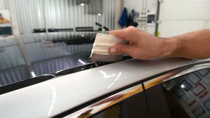 Оклейка крыши черной глянцевой пленкой на Kia Cerato
