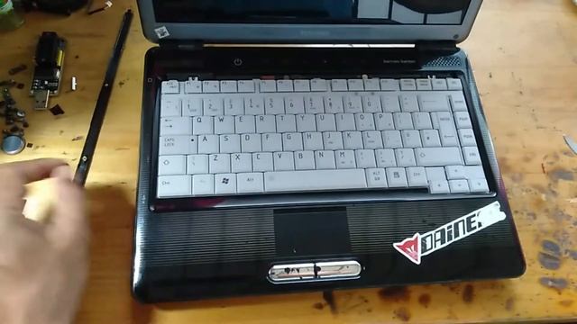 Melepas Dan Pasang Keyboard Toshiba Satellite M300