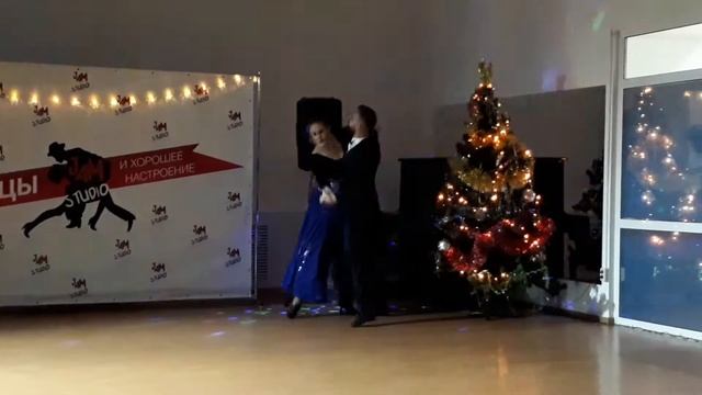 Медленный вальс на Новогоднем шоу от JAM STUDIO 24.12.17. Глеб и Юлия смотреть онлайн
