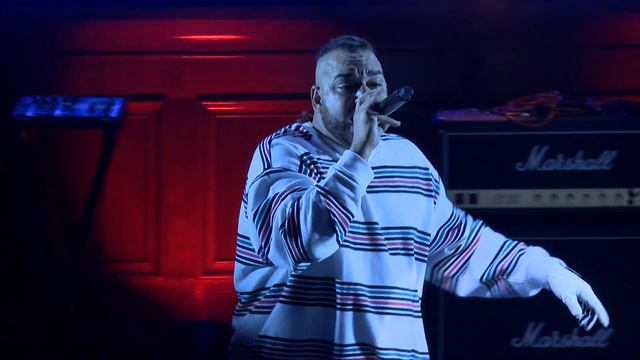 Dallas Woods and The B-Boys with Chris Cheney, KYE & JUJO perform AC/DC 'Back In Black' смотреть онлайн