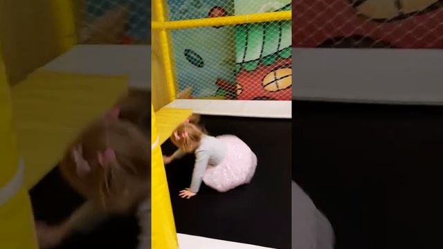 Ева прыгает на батуте #батут #игра #батутный парк смотреть онлайн