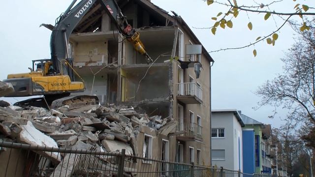 Abriss eines Wohnblockes mit Bagger Volvo EC290 BNLC смотреть онлайн