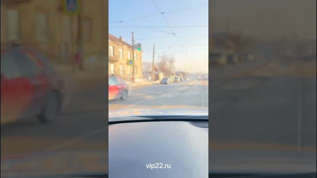 Разворот на перекрёстке, где есть трамвайные пути. смотреть онлайн
