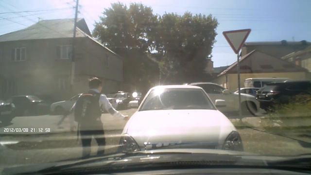 Вор в Махачкале обчистил припаркованную машину на Рузмане 08.09.2017 смотреть онлайн