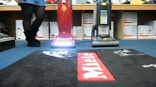 Miele S7 vs Eureka Boss Smartvac - Dustbunny Challenge #1 смотреть онлайн