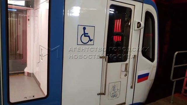 // Стикеры с изображением российского флага на головных вагонах метропоездов украсили к 4 ноября! /