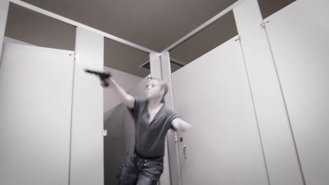 Ladies' Restroom Shootout смотреть онлайн