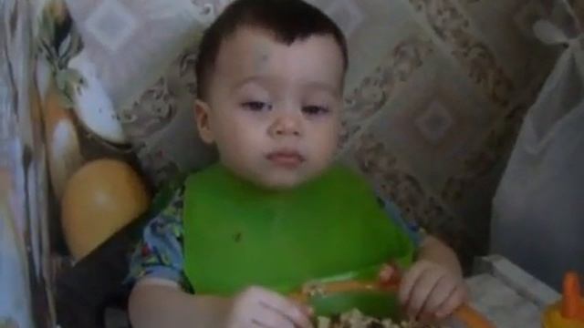 Ребёнок пытается и спать и есть (очень смешно) смотреть онлайн