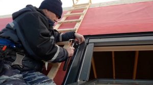 Монтаж оклада мансардного окна Fakro на скате укрытом битумной черепицей