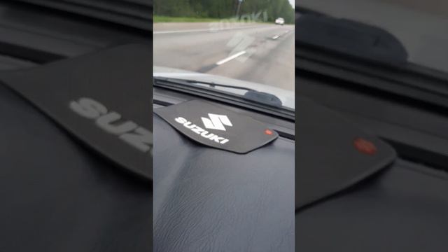 Коврик левитирует на панели автомобиля смотреть онлайн