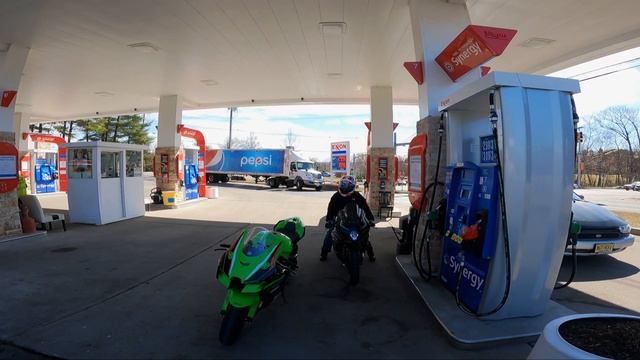 2021 Kawasaki ZX10R Vs 2018 Suzuki GSXR1000R | Ride and Review смотреть онлайн
