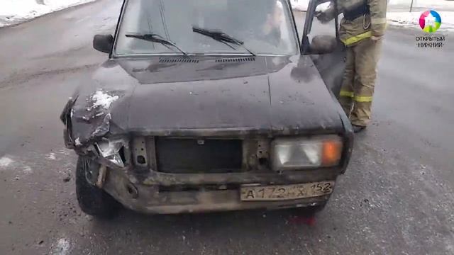 Иномарка с маленьким ребёнком и ВАЗ столкнулись на Мещерском бульваре в Нижнем смотреть онлайн