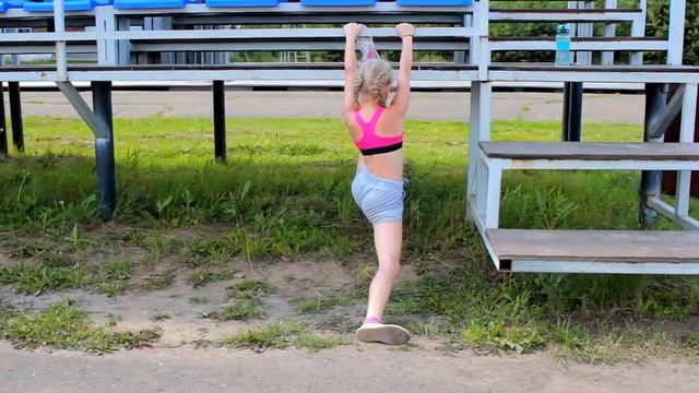 Тренировка на улице. Часть 1. Художественная гимнастика. смотреть онлайн