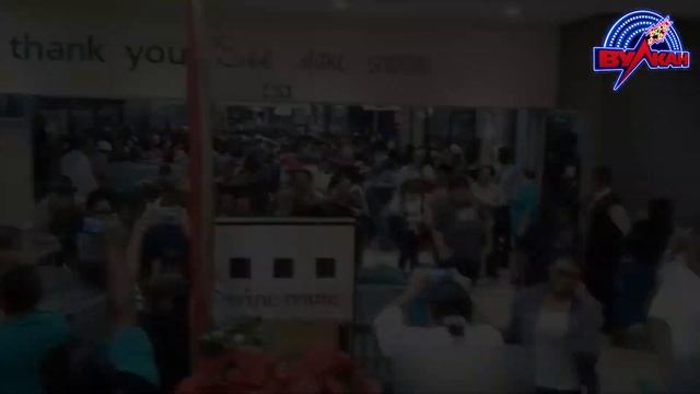 Люди, врывающиеся в магазины на распродажах смотреть онлайн