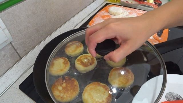 СЫРНИКИ СО СЛИВАМИ. ТАКИХ СЫРНИКОВ ВЫ ЕЩЕ НЕ ПРОБОВАЛИ! смотреть онлайн