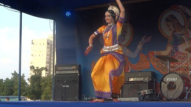 красивый восточный танец и пьяные бомжи! Капец, товарищи! смотреть онлайн