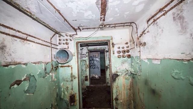 Мужчины заметили эти странные трубы, которые торчали из земли и решили проникнуть внутрь смотреть онлайн