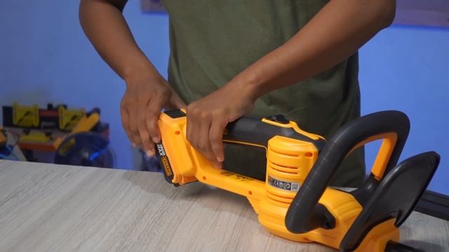 review dan tes mesin pangkas dahan tenaga baterai.. INGCO CHTLI20018 CORDLESS HEDGE TRIMMER смотреть онлайн