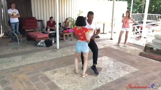 Rodolfo M. & Dakota R., Bachata Dominican Style (Canta -Marino Castellano), Bachateando RD, 06/2018 смотреть онлайн