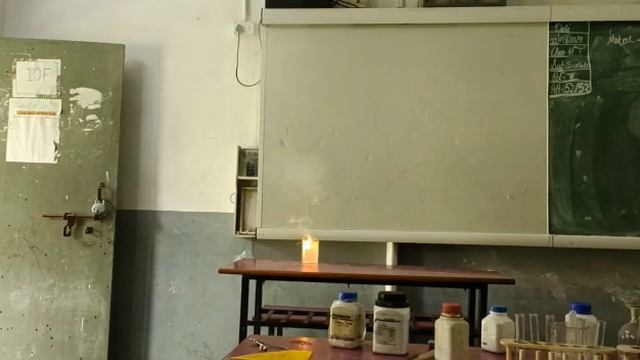 Lab Experiment explosion ? Sodium react with water then what happened? in classroom? смотреть онлайн