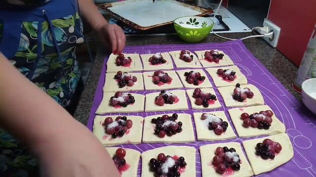 #РукоделиеотГалины Слойки с крыжовником и чёрной смородиной