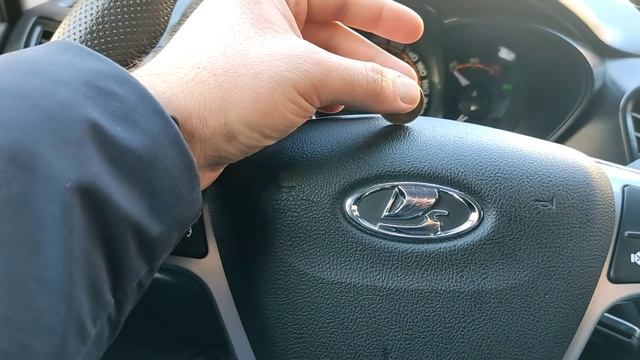 LADA VESTA НЕВЕРОЯТНО держит монету на руле смотреть онлайн