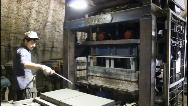 Видео работы вибропрессового станка "Златич" смотреть онлайн