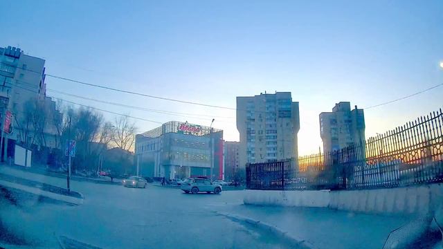 Движение на автомобиле по Тюмени до турфирмы, музыкальной школы по Мельникайте и на Киевскую смотреть онлайн