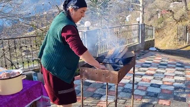 Granny Cooked Meat and Potato Pie in the Village смотреть онлайн