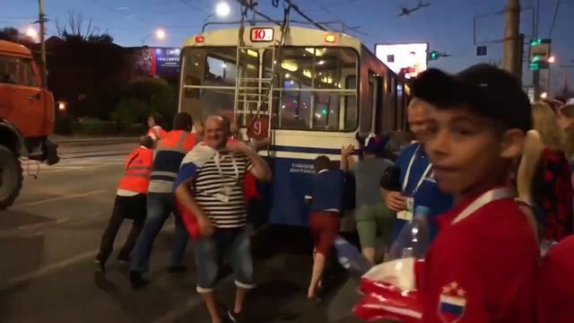 После матча Нигерия - Исландия российские и иностранные болельщики вместе толкали троллейбус смотреть онлайн