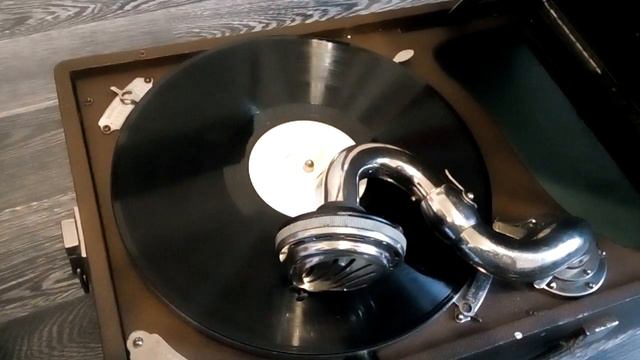 Патефон 50-х годов,песня Раисы Неменовой Поют рассветы смотреть онлайн