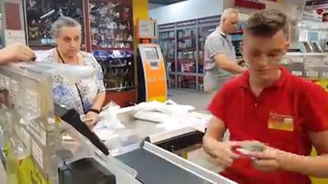 Продавец магазина Фуршет отказался ответить пожидой женщине на русском языке смотреть онлайн