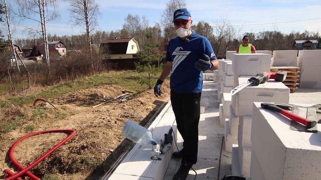 ДОМ из ГАЗОБЕТОНА 1.3. Как уложить первый ряд блоков газобетона. Штробление. Строй и Живи. смотреть онлайн