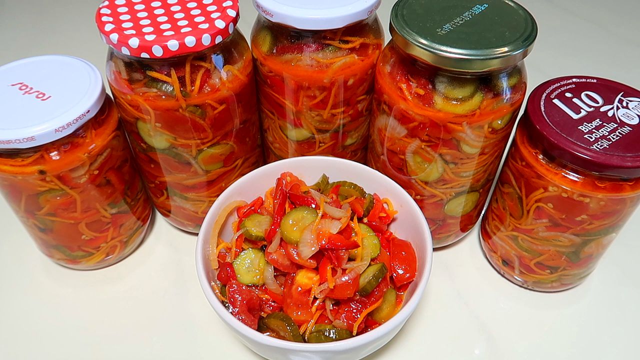 САЛАТ КАК СВЕЖИЙ НА ЗИМУ. Так вкусно его будет открыть зимой. Понравится ВСЕМ! смотреть онлайн