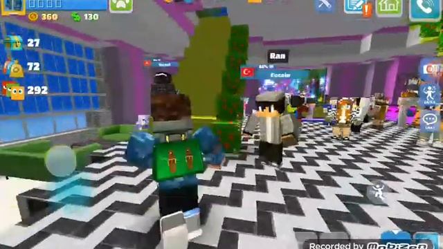 играю в Party Craft купил 2 дома и мерседес комфорт