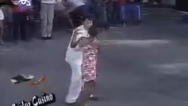 You Fei Huo(china) bailando salsa! смотреть онлайн