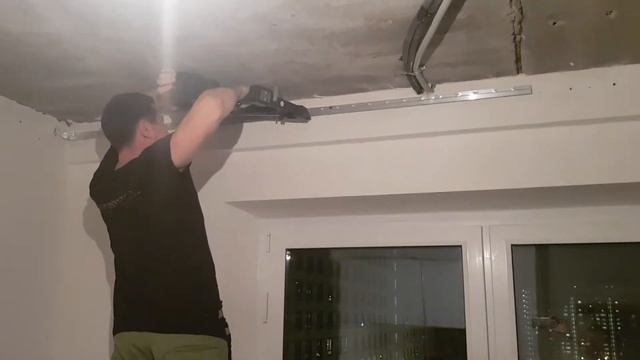 монтаж натяжного потолка работа пневмо-пистолетом смотреть онлайн
