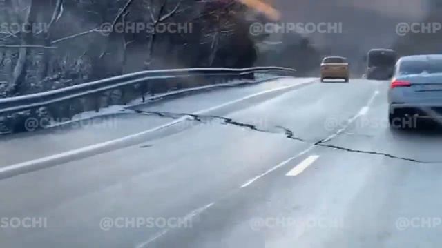 Трещина на дороге перед виадуком в Сочи смотреть онлайн