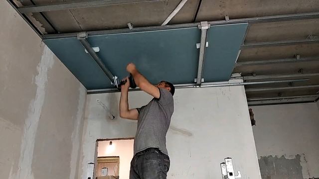 Как прикрутить гипсокартон на потолок смотреть онлайн