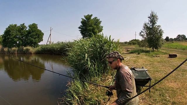 Вот как надо ловить рыбу! Ловля КАРПА В ЖАРУ! Адская жара +38! смотреть онлайн
