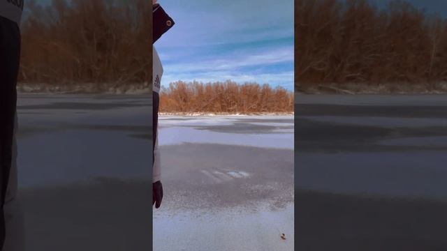 Как определить безопасную толщину льда для зимней рыбалки #shorts смотреть онлайн