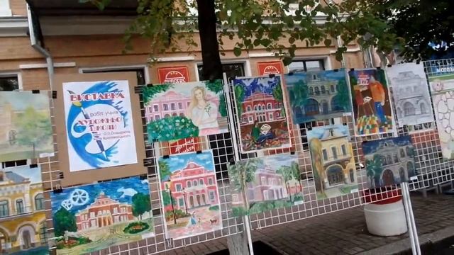 Прогулка по Дворцовой в день города в Кропивницком смотреть онлайн